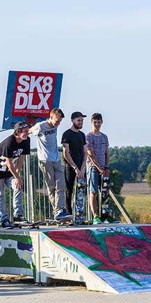 Ein junger Billiarspieler steht am Billiardtisch